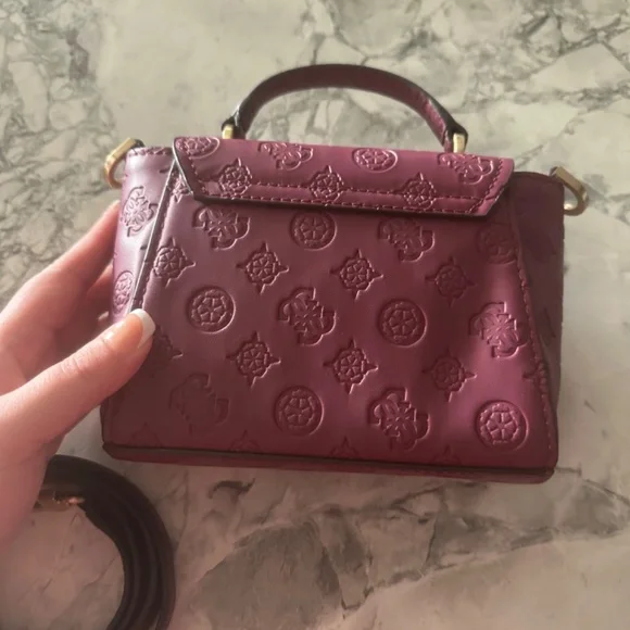 Guess Crossbody - Picture 3 of 4